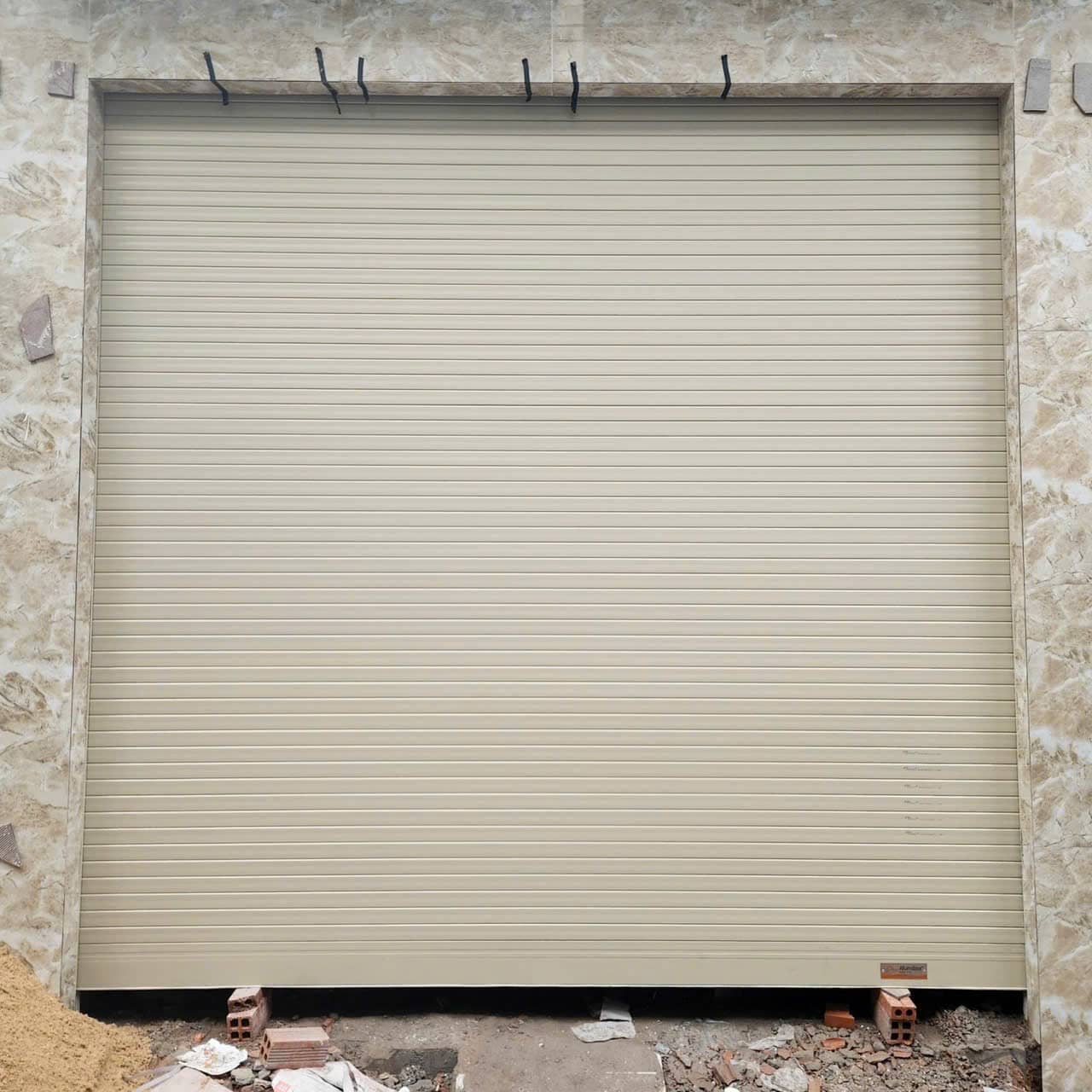 Cửa cuốn là gì? Giải đáp chi tiết và xu hướng lắp đặt 2026 12 Cửa cuốn là gì? Cấu tạo cửa cuốn công nghệ Đức