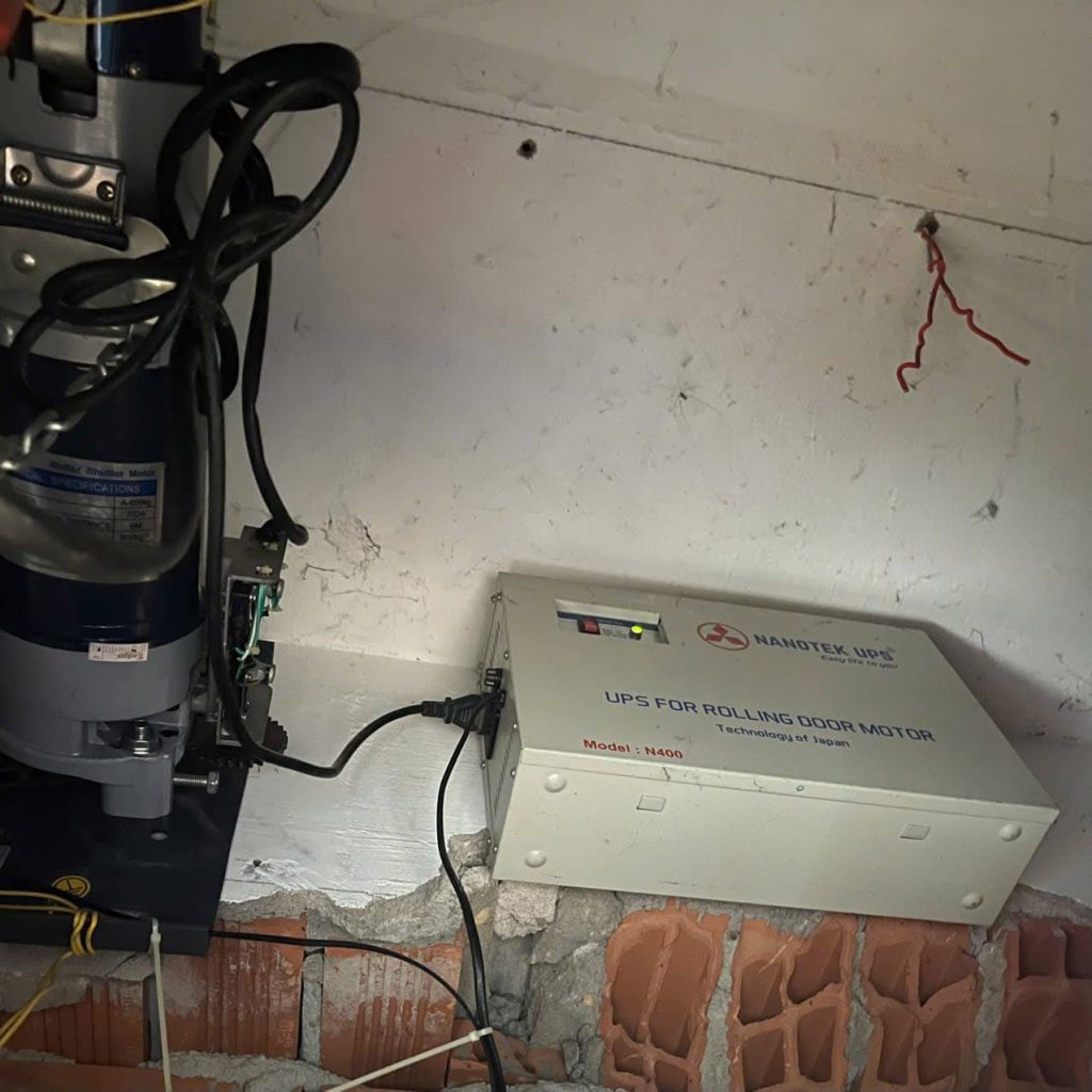 Sửa Bộ Lưu Điện Cửa Cuốn Tại TPHCM Và Hà Nội – Thay Bình Ắc Quy UPS Tận Nơi 24/7 18 Sửa Bộ Lưu Điện Cửa Cuốn Mất Điện Không Chạy – Vua Cửa Cuốn Kiểm Tra Tận Nơi