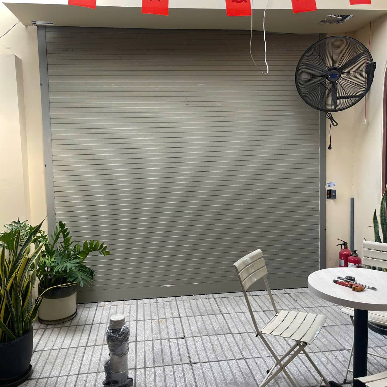 Vua cửa cuốn nhận sửa cửa cuốn bị kẹt không lên được hay cửa cuốn bị kẹt không xuống được