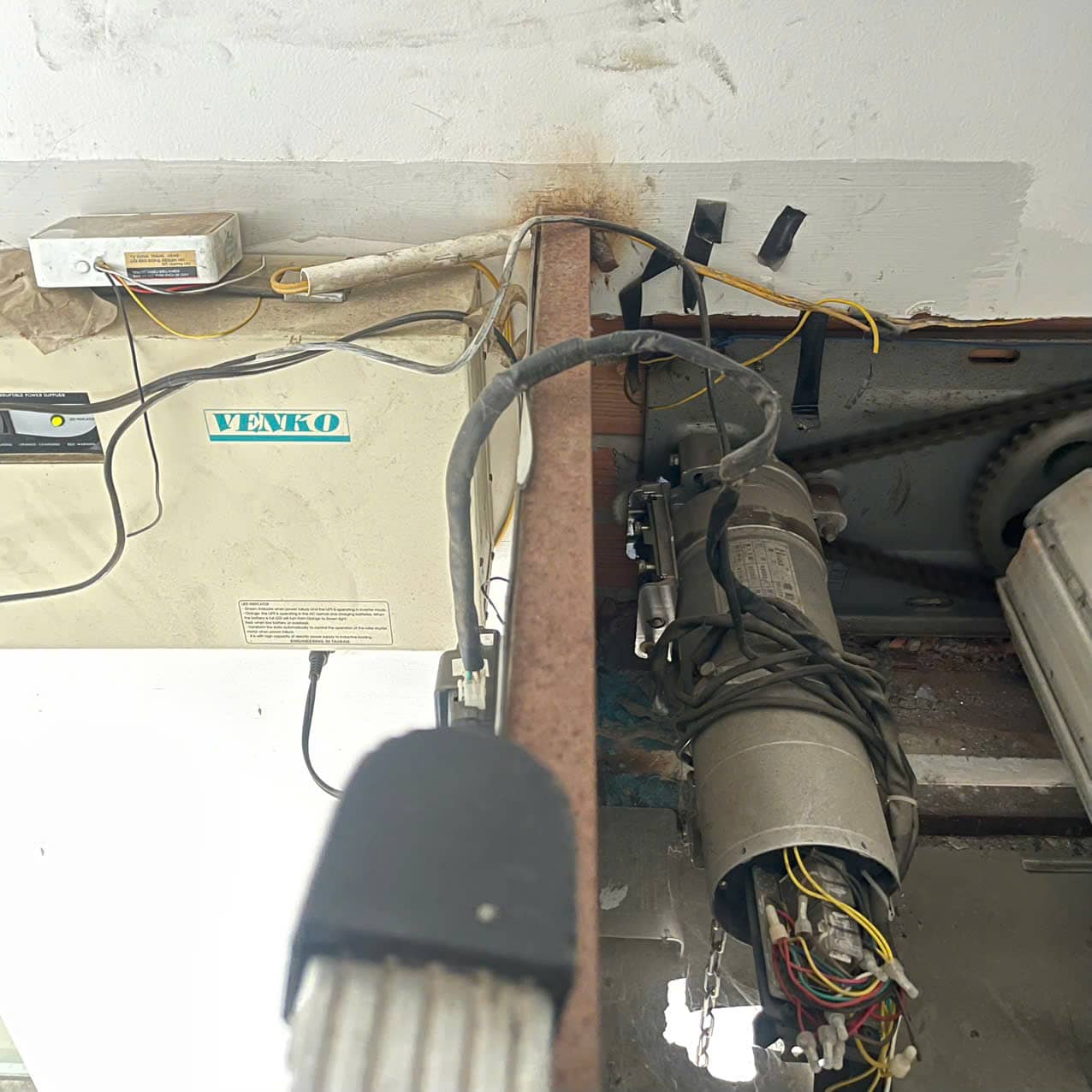 Sửa motor cửa cuốn tại nhà giá rẻ _ Gọi ngay Vua Cửa Cuốn