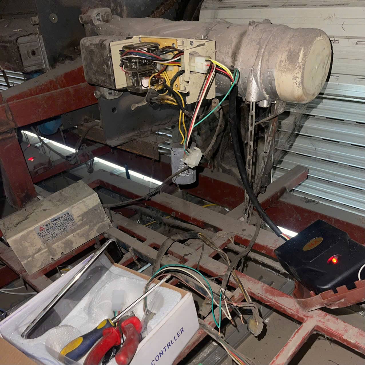 10 Lỗi Cửa Cuốn Thường Gặp Và Cách Sửa Triệt Để Từ Thợ Vua Cửa Cuốn 17 Cửa cuốn bị trôi xuống khi đang mở (Lỗi hỏng phanh Motor)