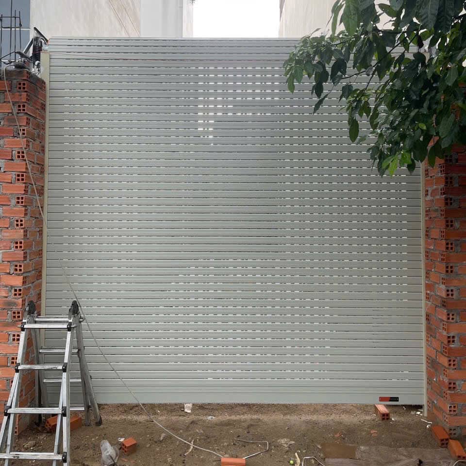 Mẫu cửa cuốn điện khe thoáng đức mới nhất 2025
