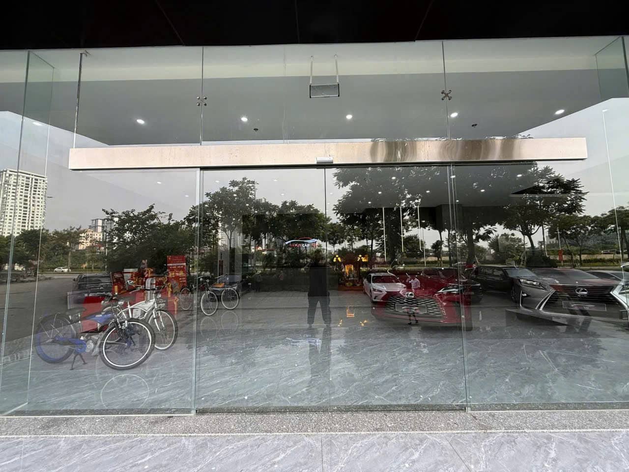 Sửa cửa kính cường lực giá rẻ. Gọi ngay Vua Cửa Cuốn 