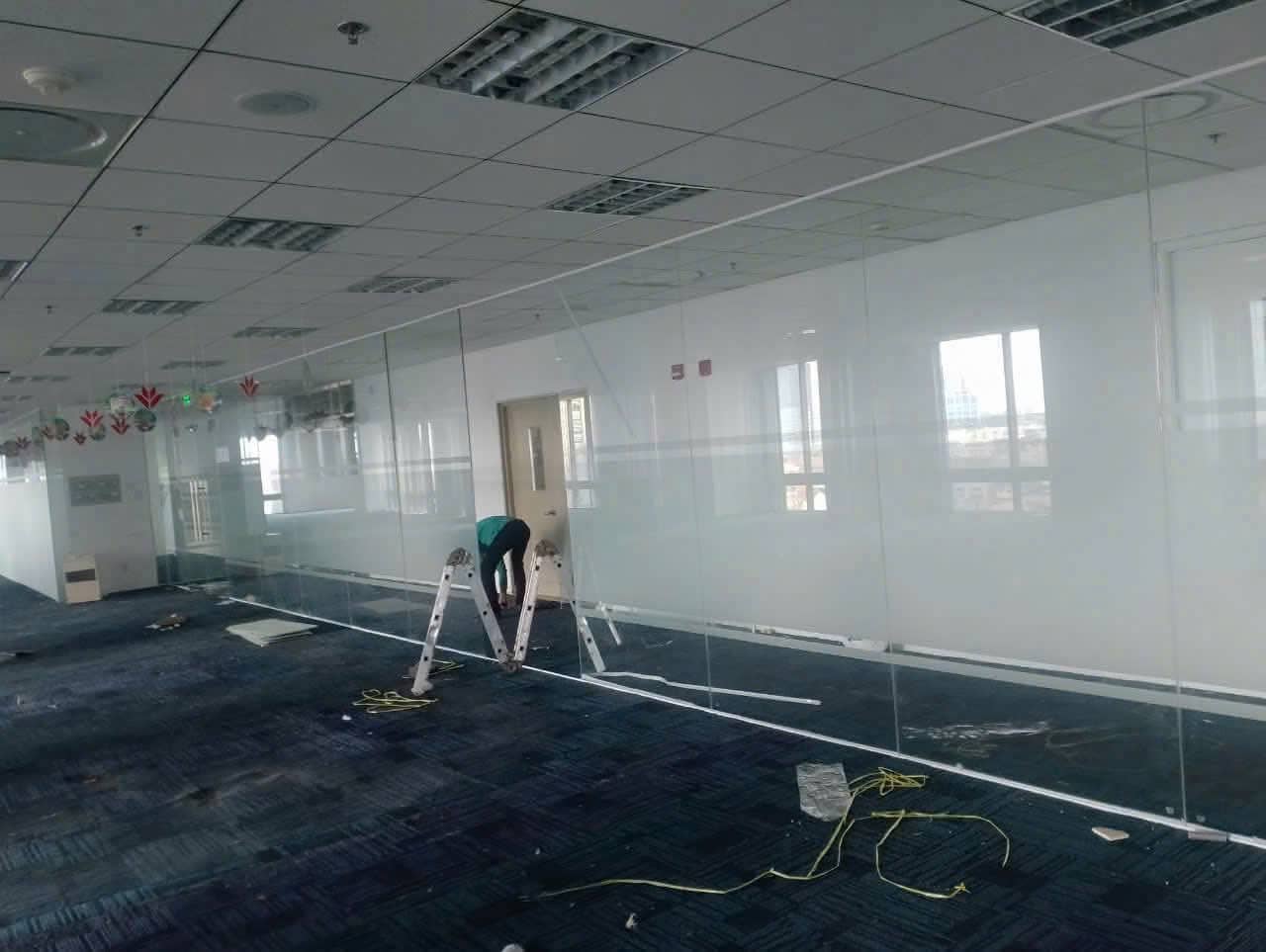 Sửa cửa kính cường lực bị xệ, khó đóng mở giá rẻ tại TPHCM - Hà Nội