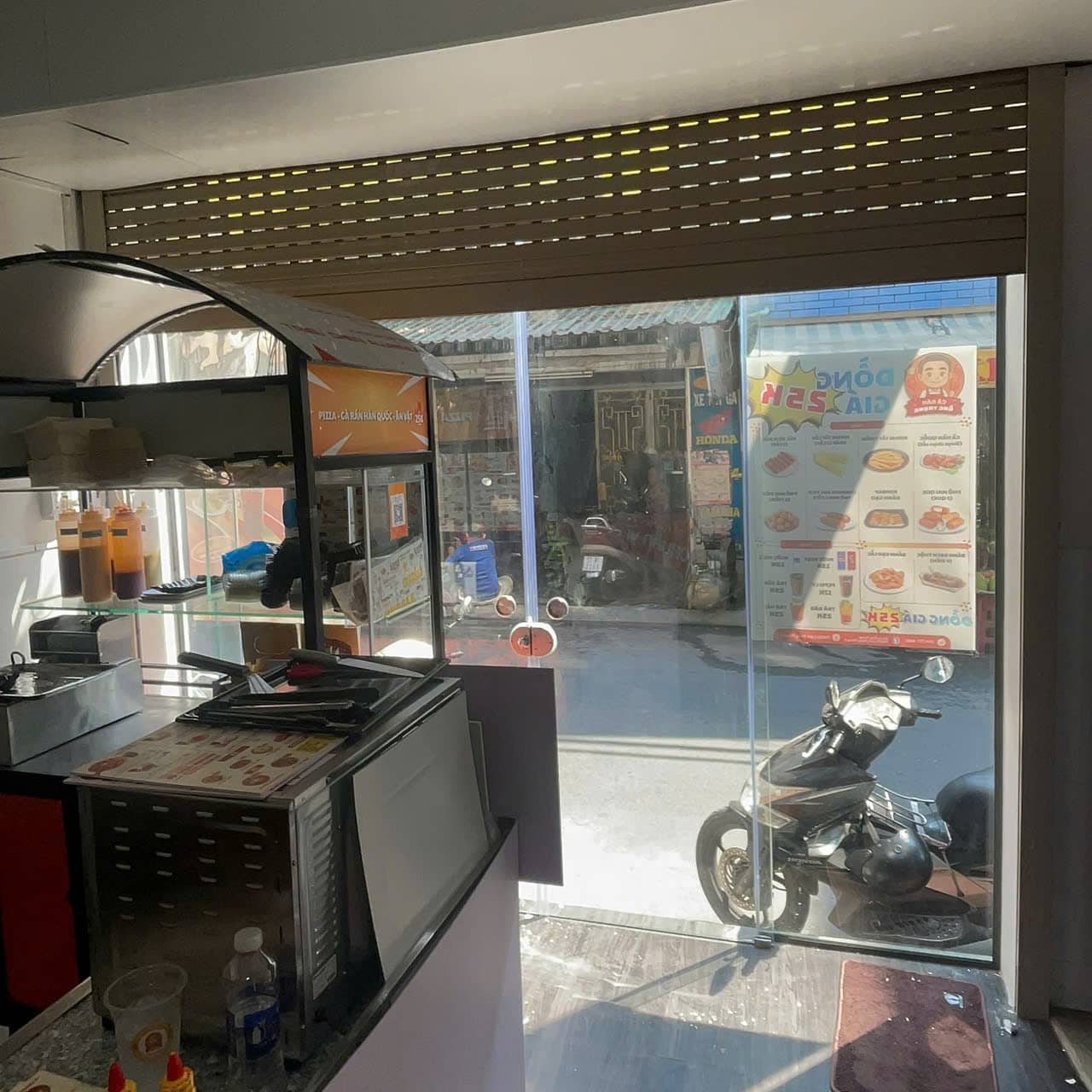 Cửa Cuốn Kết Hợp Cửa Kính✅Giải Pháp Bảo vệ & Tối Ưu Không Gian Cho Mọi Công Trình 14 Báo Giá Lắp Đặt Cửa Cuốn Kết Hợp Cửa Kính Mới Nhất 2026 Tại Vua Cửa Cuốn