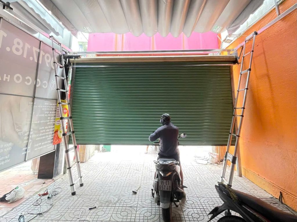 Dịch Vụ Thay Nan Cửa Cuốn Chính Hãng – Đồng Bộ, An Toàn 22 Dịch vụ thay nan cửa cuốn Đài Loan giá rẻ 24/24 gọi ngay 0909930910 Vua Cửa Cuốn