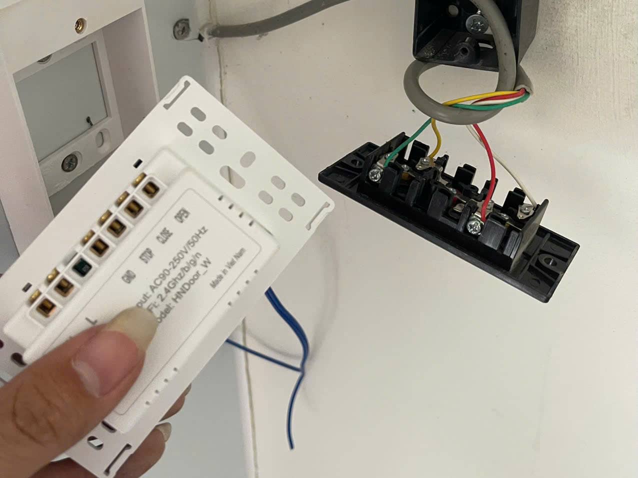 Cách Đấu Nút Nhấn Cửa Cuốn Đơn Giản – Giải Pháp Tiện Lợi Mà Không Cần Gọi Thợ✅ 4 Hướng dẫn cách đấu nút bấm cửa cuốn chuẩn kỹ thuật tại Vua Cửa Cuốn