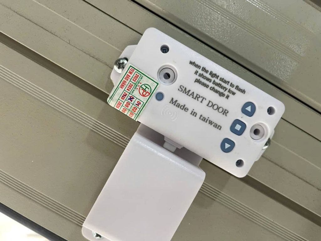 Báo Giá Bộ Cảm Biến Cửa Cuốn_Cách Lắp Đảo Bộ Chiều Chuẩn Kỹ Thuật Từ Vua Cửa Cuốn 1 Báo giá bộ cảm biến cửa cuốn và cách thay bộ cảm biến đảo chiều cửa cuốn tai Vua Cửa Cuốn