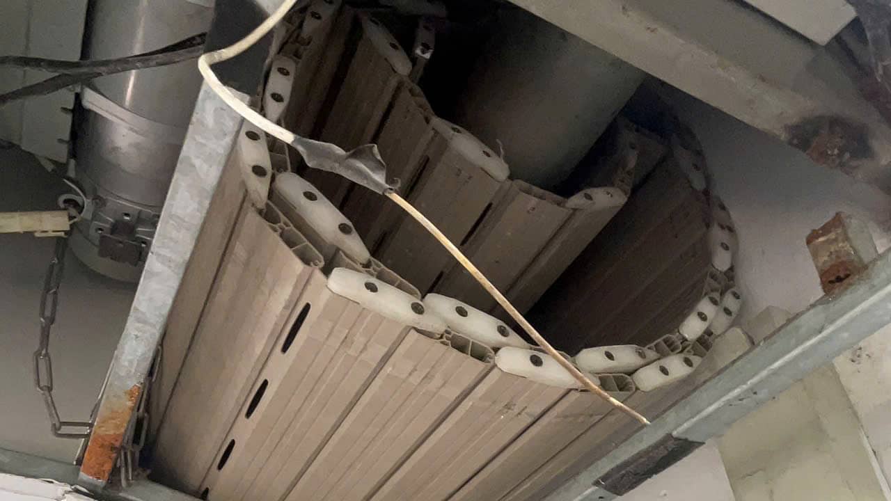 Bản Đồ Cứu Hộ Cửa Cuốn TPHCM 24/7✅Tìm Thợ Gần Nhất Trong 15 Phút (Cập Nhật 2026) 13 Sửa cửa cuốn bị kẹt cuốn lên hộp kỹ thuật không lên/xuống được