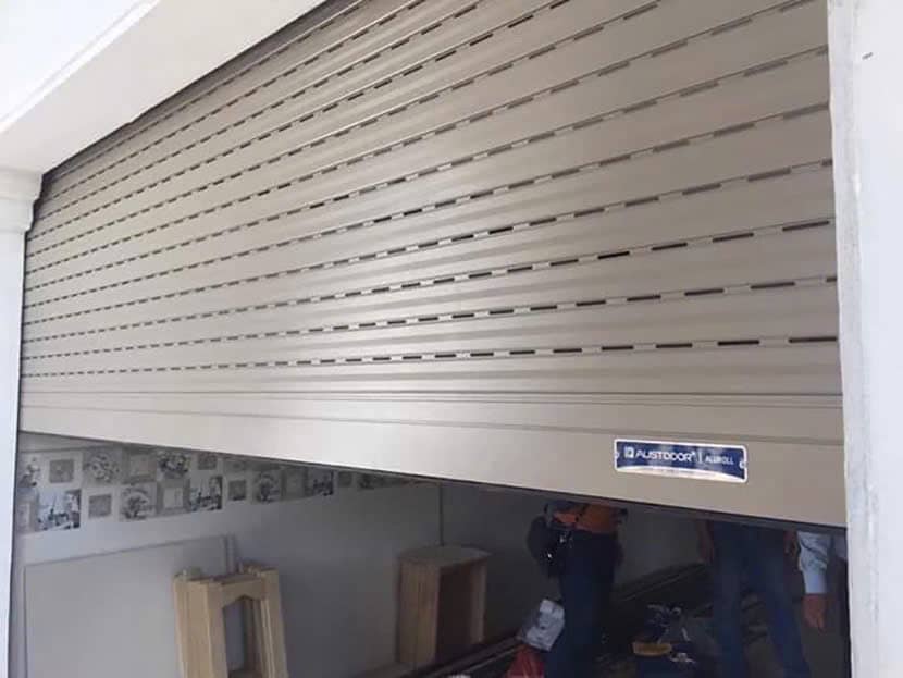 10+Mẫu Cửa Cuốn Khe Thoáng Đẹp, Hiện Đại✅Sang Trọng Nhất 2026 33 10 Mẫu cửa cuốn khe thoáng đẹp ưa chuộng nhất thị trường