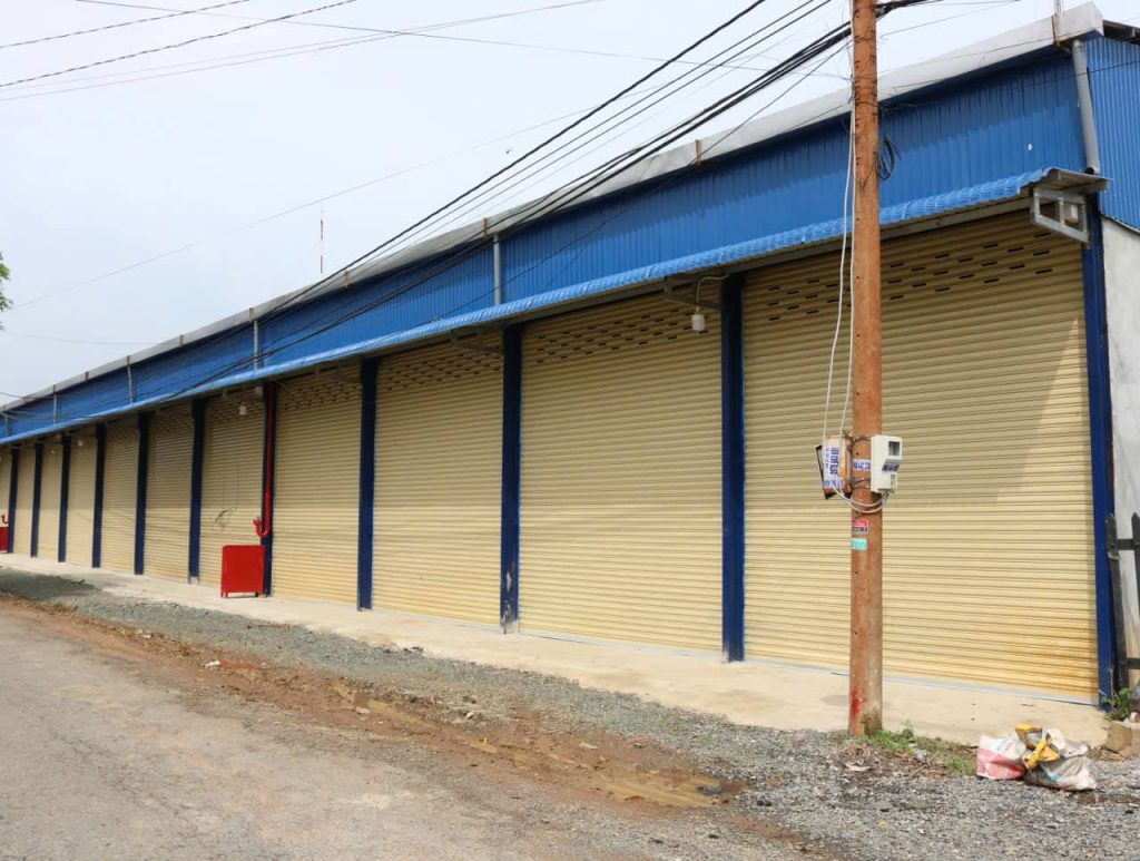 Các Mẫu Cửa Cuốn Đài Loan Đẹp – Mẫu Mới Cho Nhà Phố, Cửa Hàng, Nhà Xưởng 17 Mẫu cửa cuốn Đài Loan màu xanh lắp đặt cho cửa hàng.
