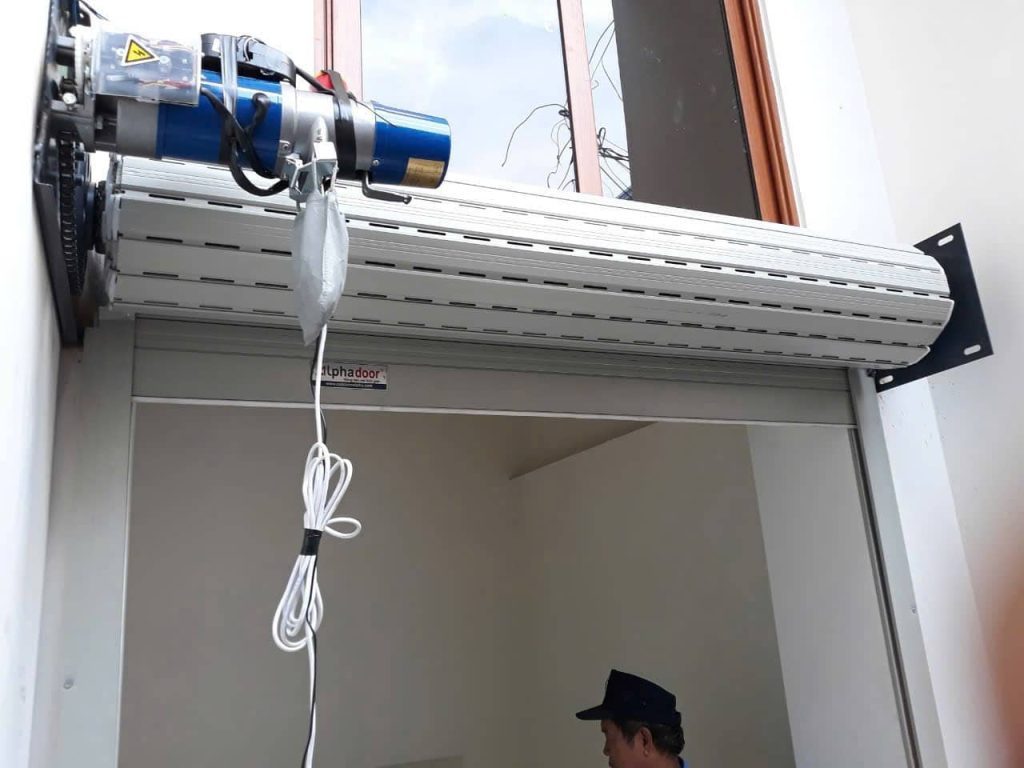 Lắp Đặt Cửa Cuốn Nhôm Công Nghệ Đức 2026 – Báo Giá & Mẫu Đẹp 23 Làm Cửa Cuốn Nhôm Công Nghệ Đức 2026 – Nan Khe Thoáng, Motor Đồng Bộ