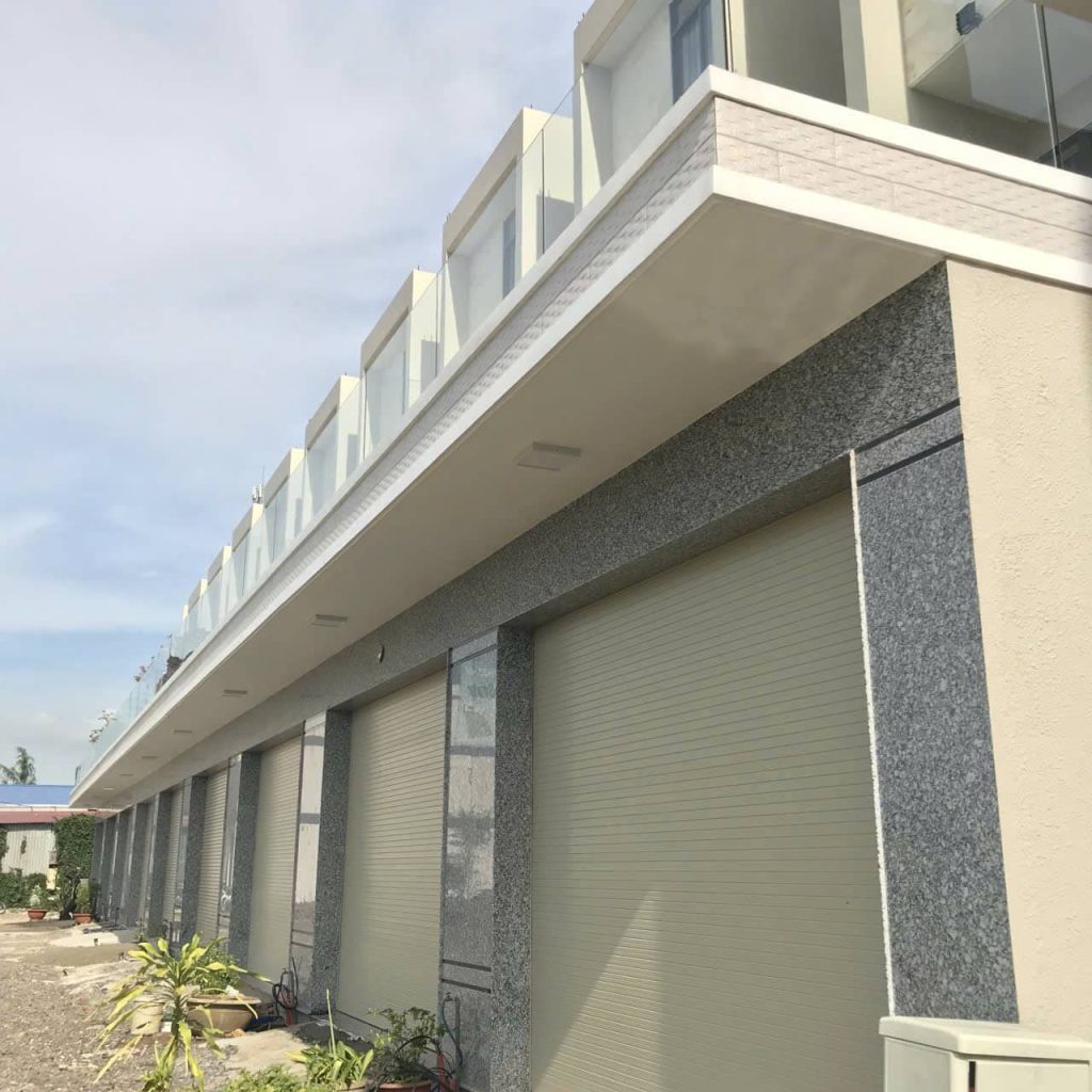 Lắp Đặt Cửa Cuốn Nhôm Công Nghệ Đức 2026 – Báo Giá & Mẫu Đẹp 17 Làm Cửa Cuốn Nhôm Công Nghệ Đức – Mẫu Đẹp, Báo Giá 2026