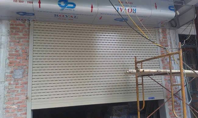 Lắp Cửa Cuốn Bên Ngoài Hay Bên Trong? So Sánh Và Cách Chọn 15 Lắp cửa cuốn bên ngoài giúp tiết kiệm không gian nhưng cần hộp che và bảo vệ motor.