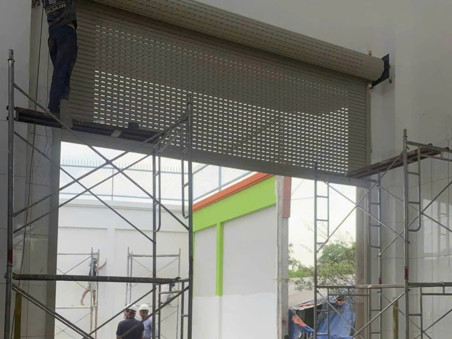 5 Kinh Nghiệm Lắp Cửa Cuốn Bền Và An Toàn (Chuẩn Kỹ Thuật) 12 Kinh nghiệm lắp cửa cuốn đúng chuẩn, tiết kiệm chi phí mà vẫn đảm bảo độ bền lâu dài