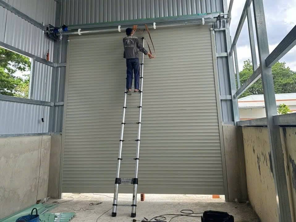 Cửa Cuốn Bị Kẹt Không Xuống Được Do Đâu? Hướng Dẫn Sửa Lỗi Từ Chuyên Gia 9 Cửa Cuốn Bị Kẹt Không Xuống Được Do Đâu? Hướng Dẫn Sửa Lỗi Từ Chuyên Gia