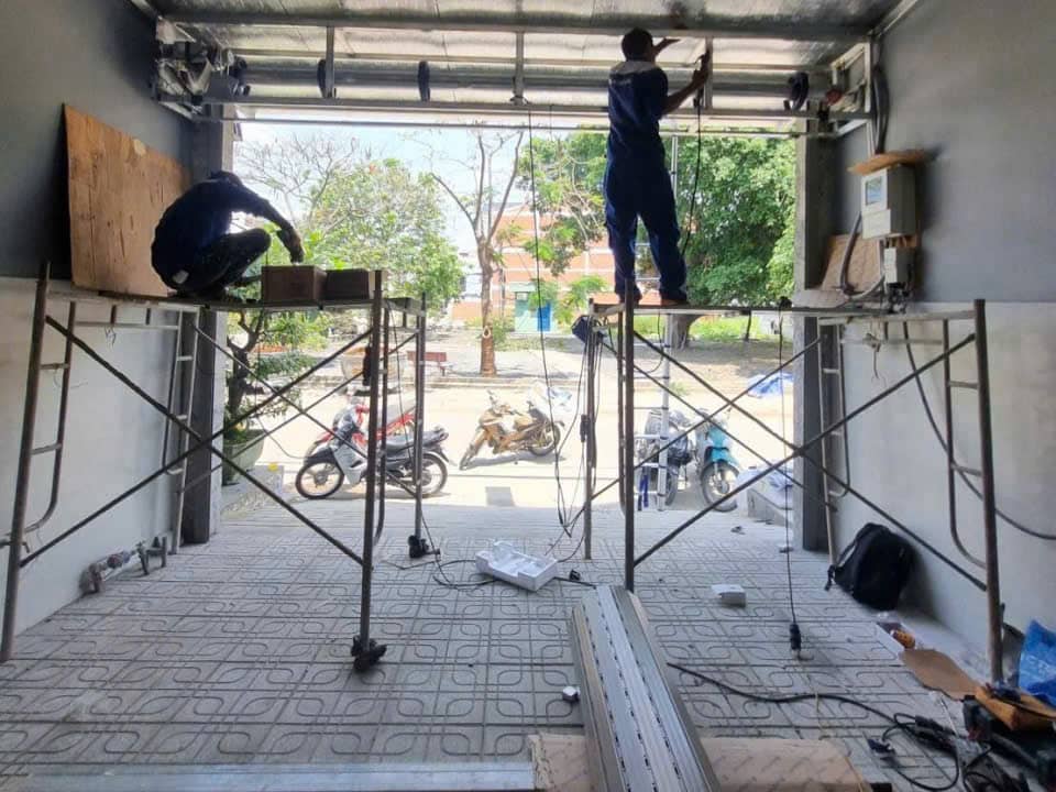 Lắp Đặt Cửa Cuốn Nhôm Công Nghệ Đức 2026 – Báo Giá & Mẫu Đẹp 25 Lắp Đặt Cửa Cuốn Nhôm Đức – Giá Theo M² Tại Vua Cửa Cuốn