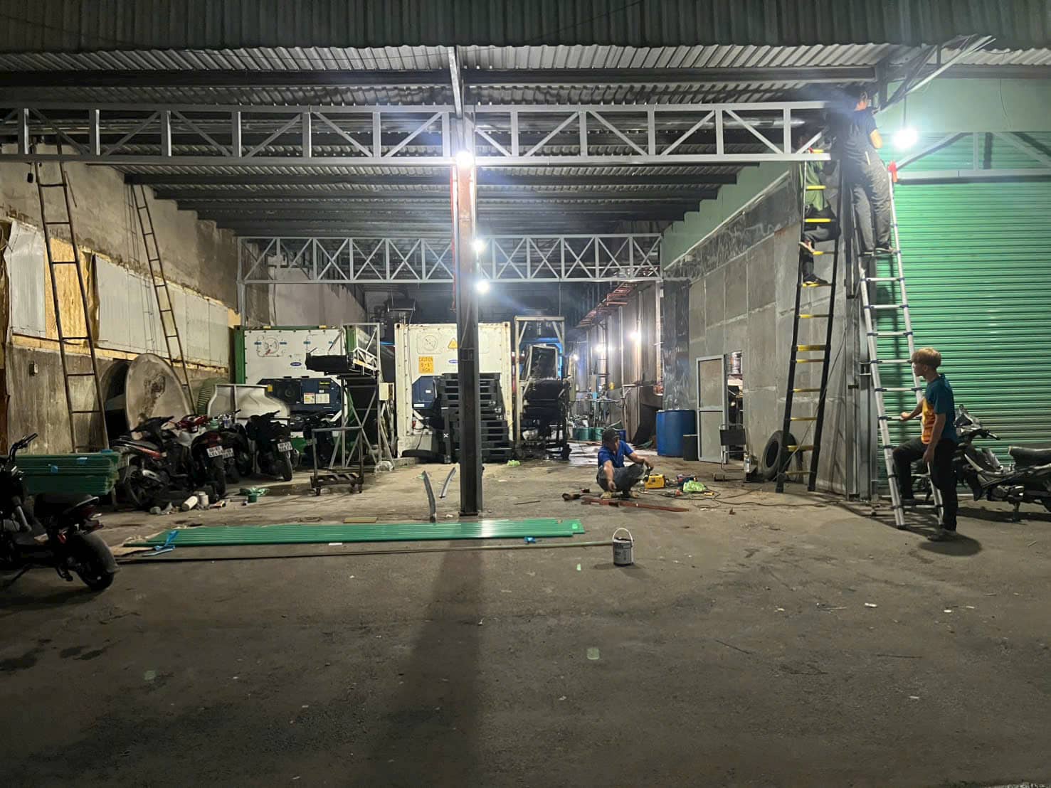 Sửa Cửa Cuốn Tại Tân Uyên: Cứu Hộ 24/7 – Thợ Giỏi Có Mặt Sau 15 Phút 19 Thợ Sửa Cửa Cuốn Tại Tân Uyên Toàn Diện & Tin Cậy