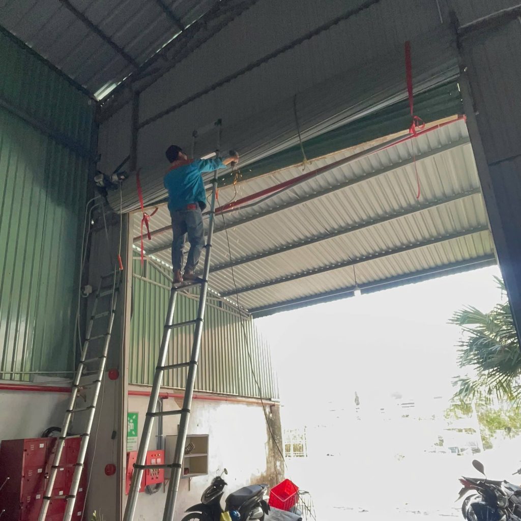 Nguyên Nhân Cửa Cuốn Bị Kẹt Không Lên Được: Cách Sửa Nhanh Tại Nhà 8 Cửa Cuốn Bị Kẹt Không Lên Được: Kinh Nghiệm Xử Lý Tại Nhà An Toàn