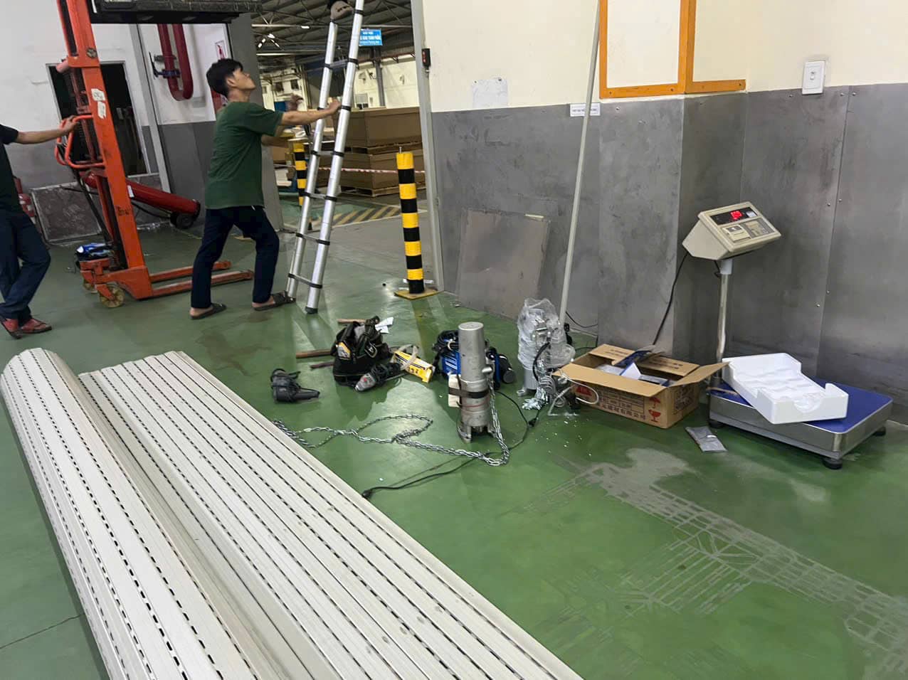 Sửa Cửa Cuốn Tại Tân Uyên: Cứu Hộ 24/7 – Thợ Giỏi Có Mặt Sau 15 Phút 12 Sửa Cửa Cuốn Tân Uyên Nhanh Chóng | Uy Tín, Giá Tốt, Có Mặt Tận Nơi