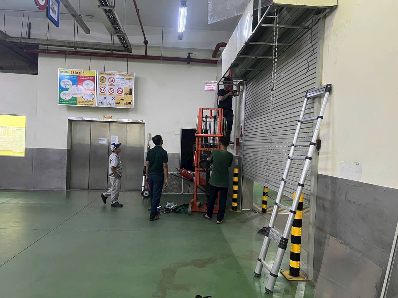 Sửa Cửa Cuốn Tại Bến Cát 24/24 | Giá Rẻ, Uy Tín, Bảo Hành Tốt 16 Sửa Cửa Cuốn Bến Cát Nhanh Chóng | Thợ Giỏi, Uy Tín, Có Mặt 24/7