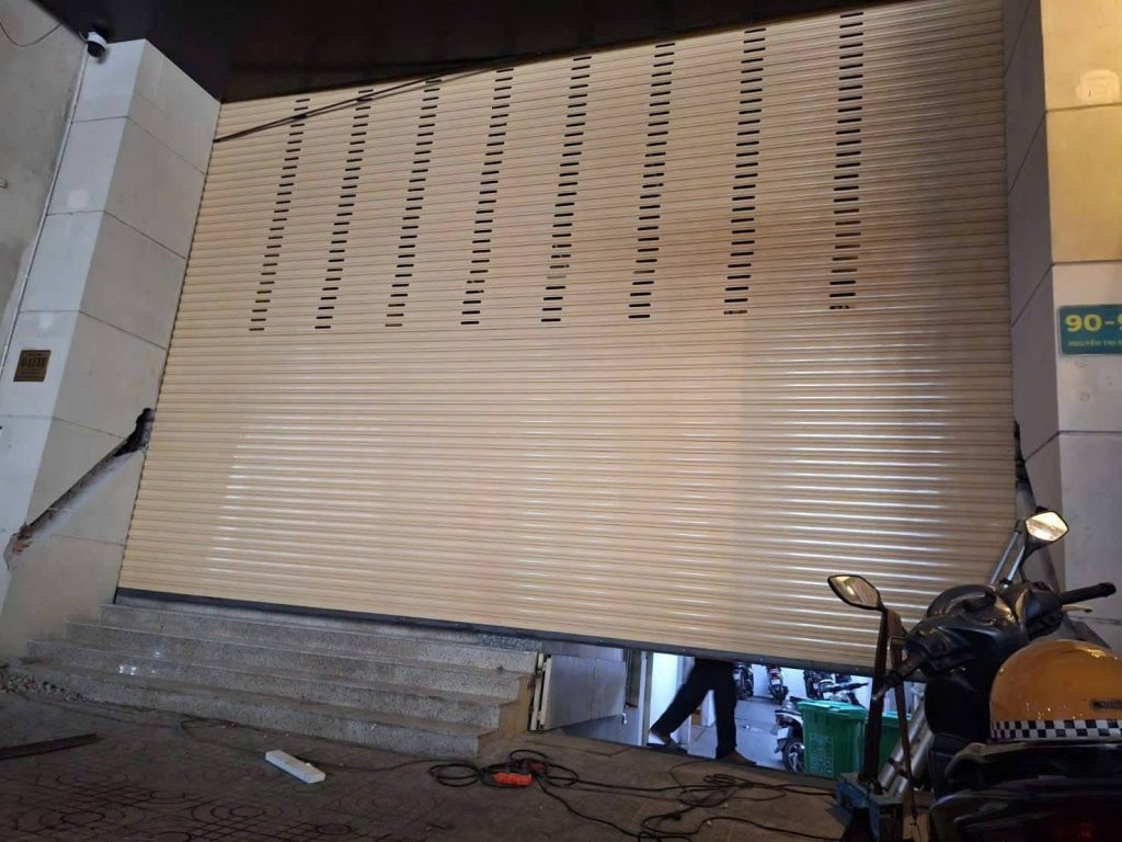 Sửa Cửa Cuốn Phường Bàn Cờ Hỗ Trợ 24/7 – Thợ Giỏi, Khắc Phục Mọi Lỗi 13 Sửa Cửa Cuốn Phường Bàn Cờ Giá Rẻ 24/24