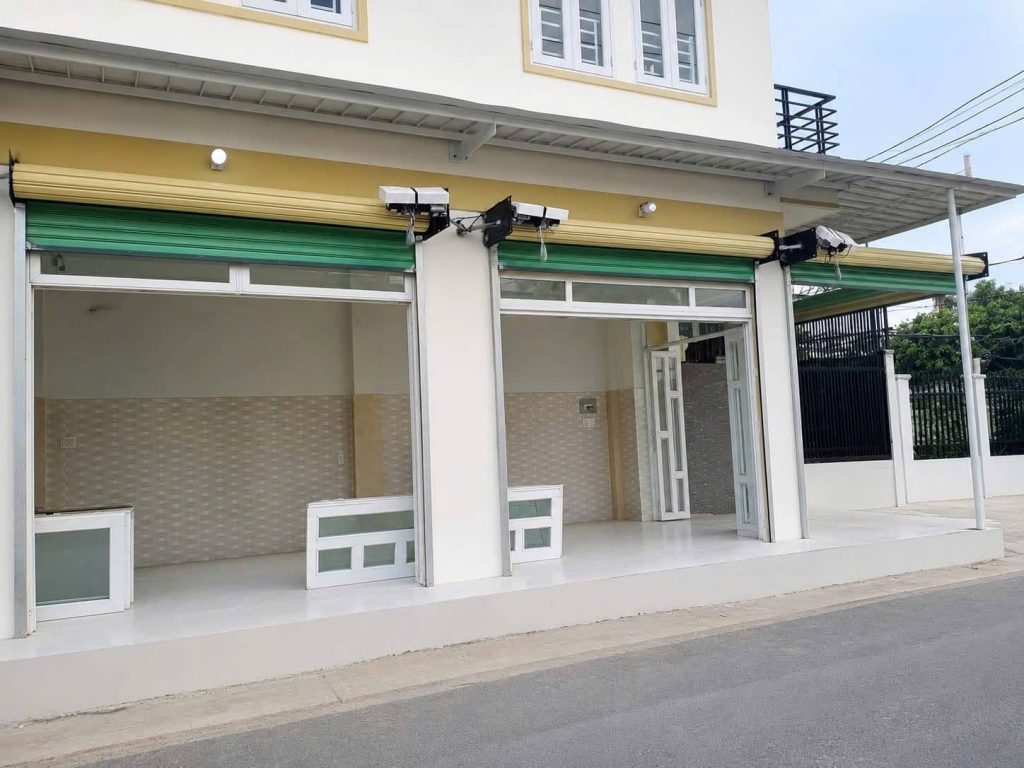 10+ Mẫu Cửa Cuốn Tấm Liền Đẹp, Gọn, Phù Hợp Nhà Phố Và Kho Xưởng 30 8. Mẫu Cửa Cuốn Tấm Liền Có Motor Tự Động