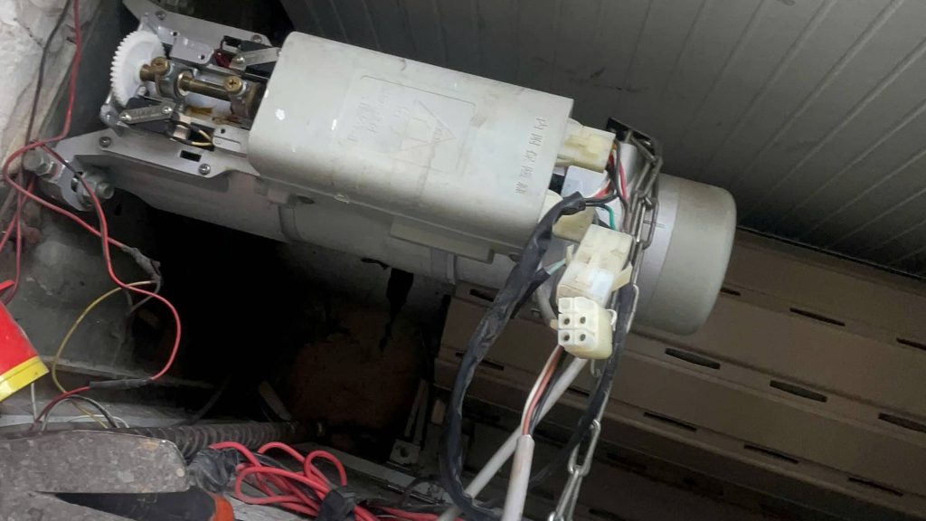 Sửa Cửa Cuốn Phường Bình Thạnh Tận Nơi Nhanh Chóng, Hỗ Trợ 24/7 15 Dịch vụ sửa cửa cuốn Phường Bình Thạnh của Vua Cửa Cuốn hỗ trợ xử lý cửa cuốn không lên xuống, cửa cuốn bị kẹt, hỏng motor, remote, bộ lưu điện và các sự cố khác.