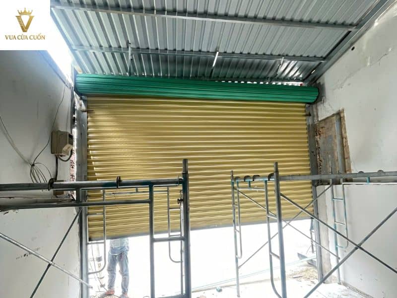 Các Mẫu Cửa Cuốn Đài Loan Đẹp – Mẫu Mới Cho Nhà Phố, Cửa Hàng, Nhà Xưởng 16 Hình ảnh cửa cuốn Đài Loan màu trắng sau khi lắp đặt.