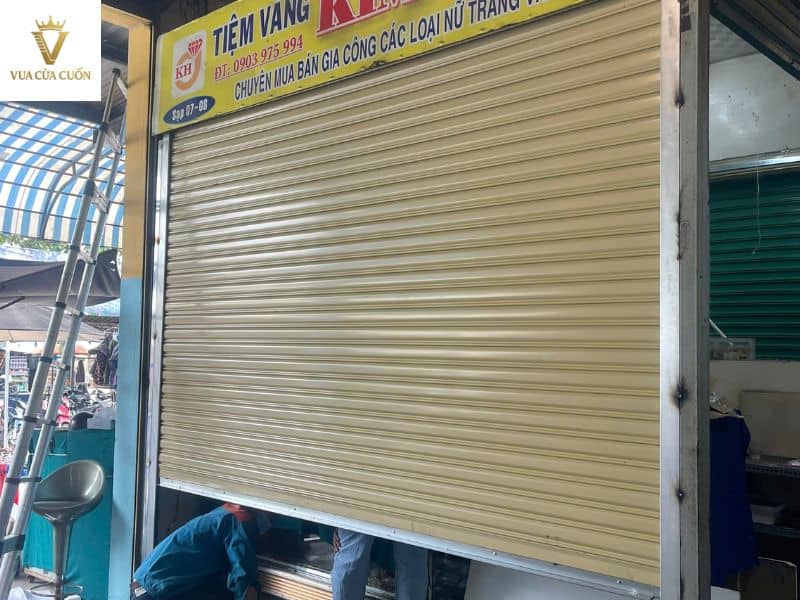 Các Mẫu Cửa Cuốn Đài Loan Đẹp – Mẫu Mới Cho Nhà Phố, Cửa Hàng, Nhà Xưởng 13 Mẫu cửa cuốn Đài Loan màu kem đẹp cho mặt tiền nhà phố.