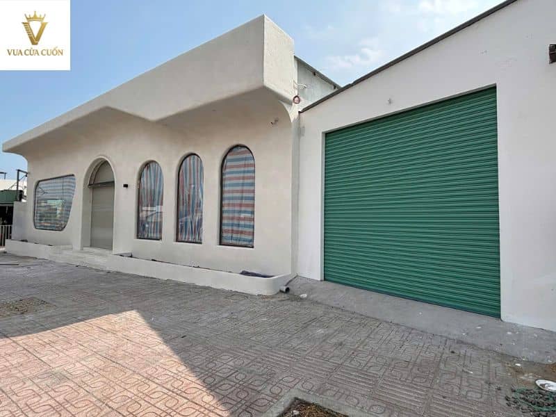 Các Mẫu Cửa Cuốn Đài Loan Đẹp – Mẫu Mới Cho Nhà Phố, Cửa Hàng, Nhà Xưởng 19 Mẫu cửa cuốn Đài Loan màu kem xanh cho mặt tiền nhà phố.
